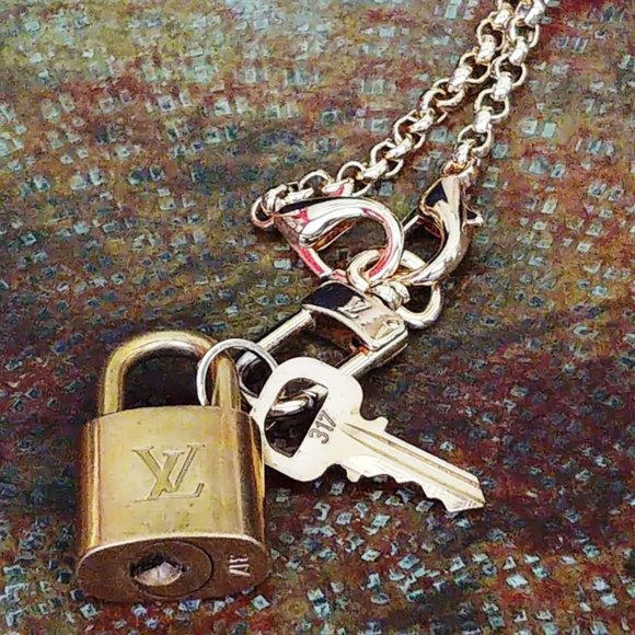 Louis Vuitton Lock & Key #317 w/Pochette Clasp & 24" Gold Chain & Clover Charms - Picture 4 of 16